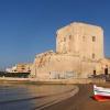 In Sicilia esistono molte torri di vedetta sul mare come questa, la Torre Cabrera, situata a Pozzallo