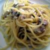 Spaghetti con pesce spada, pinoli e uvetta